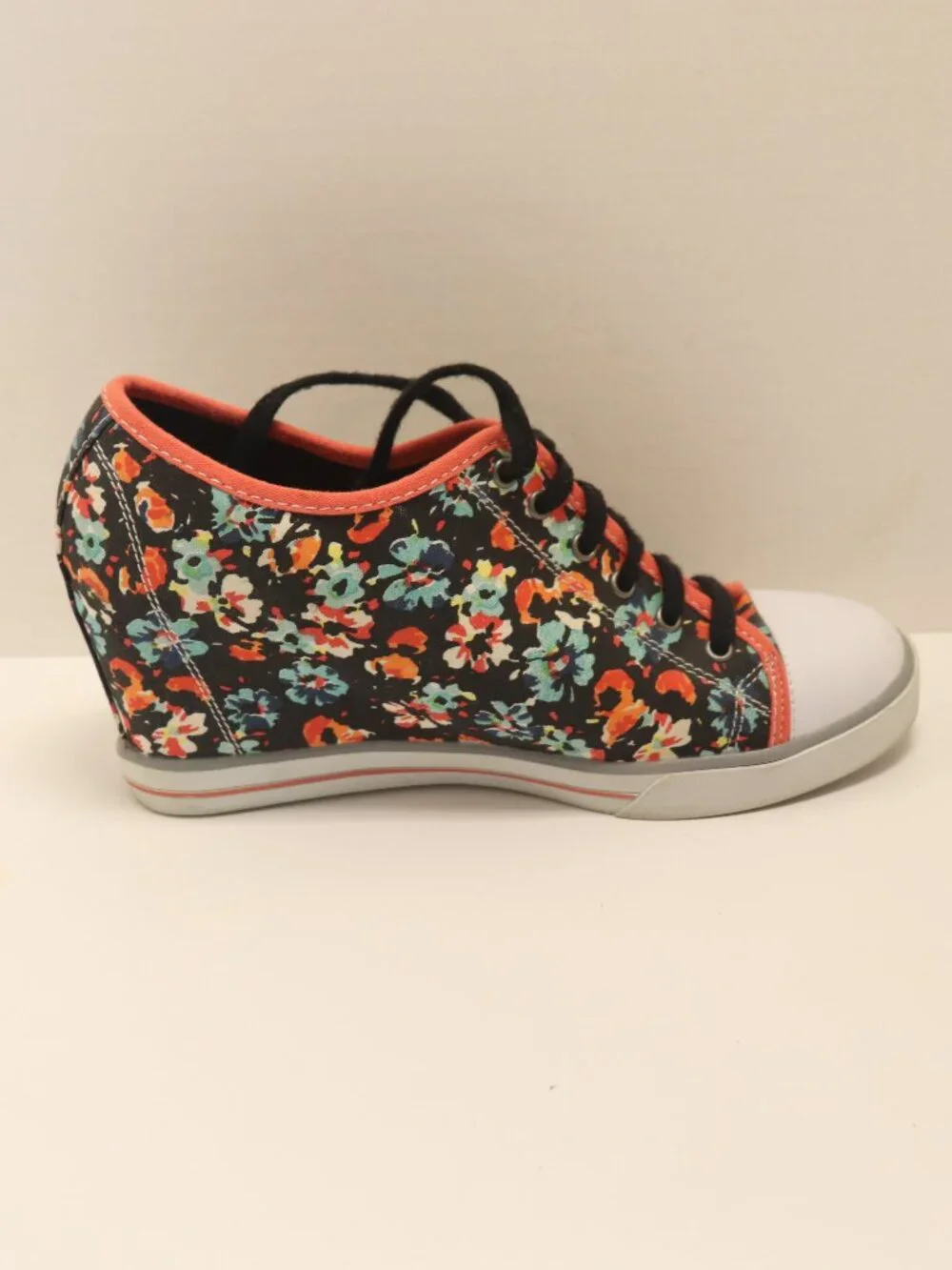 S Logo Circle with a Cross Mark in it Women's Shoes High Top Tennis Size 10 Med